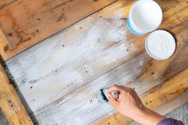 Czym zmyć farbę kredową z mebli bez uszkadzania powierzchni?