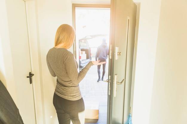 Jak dobrać drzwi wewnętrzne do mieszkania by podkreślić jego charakter?