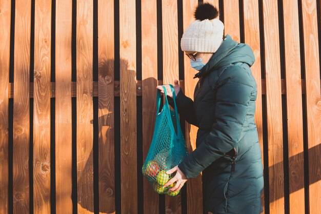 Jak zabezpieczyć drewno na dworze przed wilgocią?