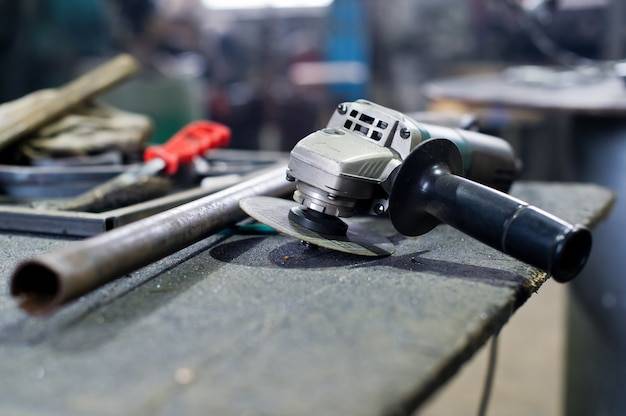 Jakie są narzędzia do obróbki metalu i do czego służą?