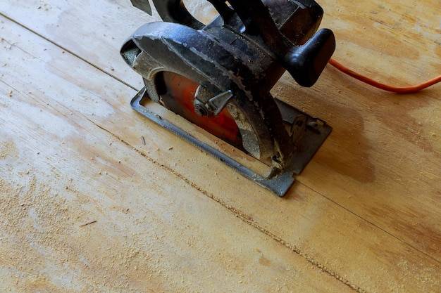 Czym cyklinować podłogę aby uzyskać idealny efekt?