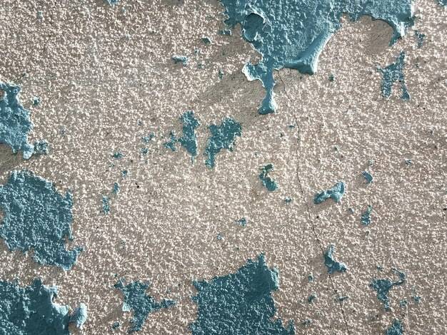 Czym pomalować chropowate ściany, by uzyskać równomierny efekt?